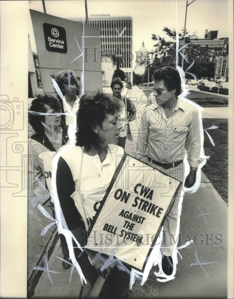 1983 Press Photo David Newby, president of the Madison AFL-CIO with picketers. - Historic Images