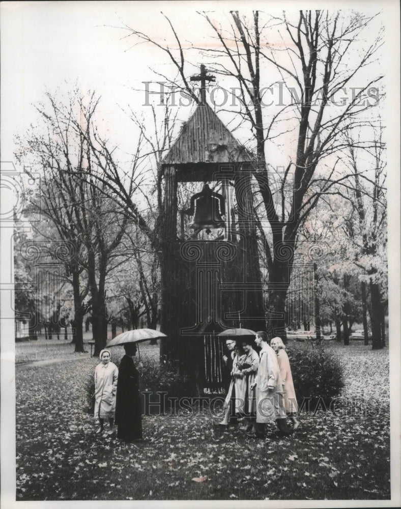 1961 Press Photo Visitors touring the grounds of Nashotah House seminary in Wisc- Historic Images