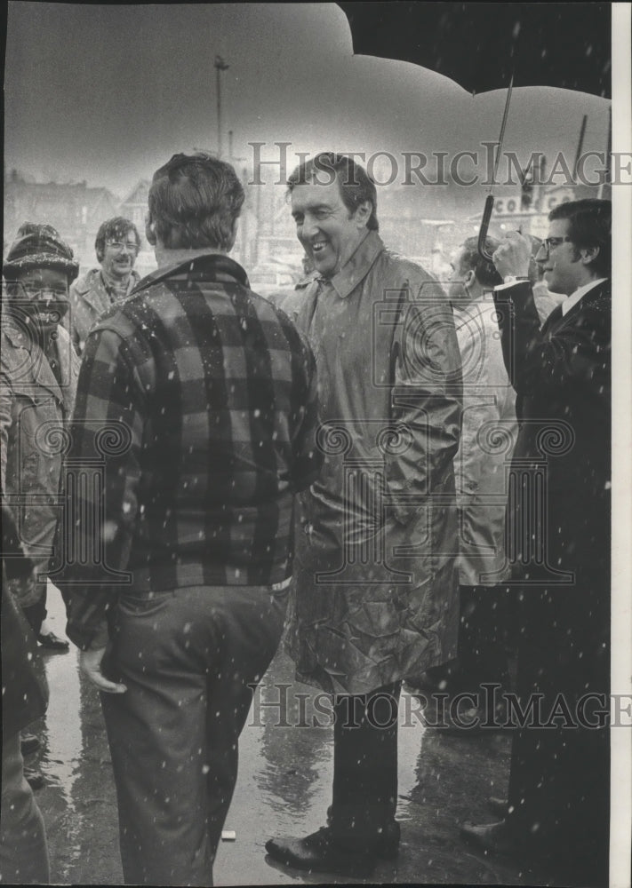 1972 Press Photo Senator Edmund Muskie visits A.O. Smith Corporation, Milwaukee - Historic Images