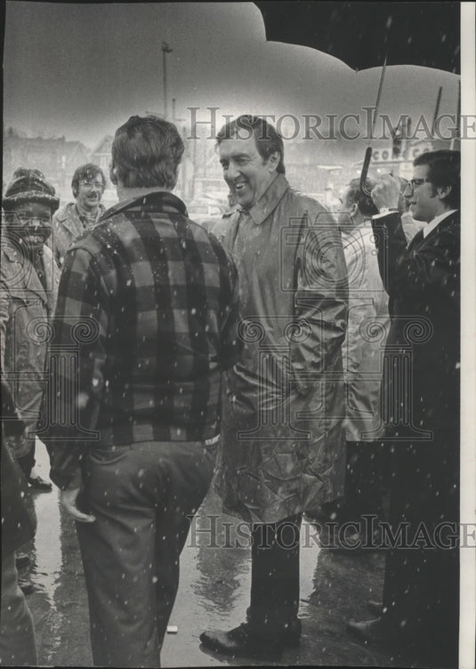 1972 Press Photo Senator Edmund Muskie visits A.O. Smith Corporation, Milwaukee - Historic Images