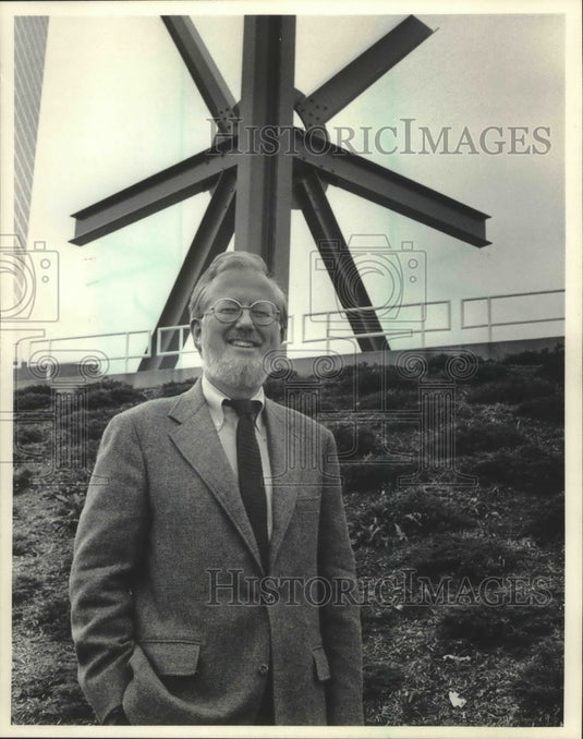1983 Press Photo Gerald Nordland with Mark DiSuvero sculpture, Wisconsin - Historic Images