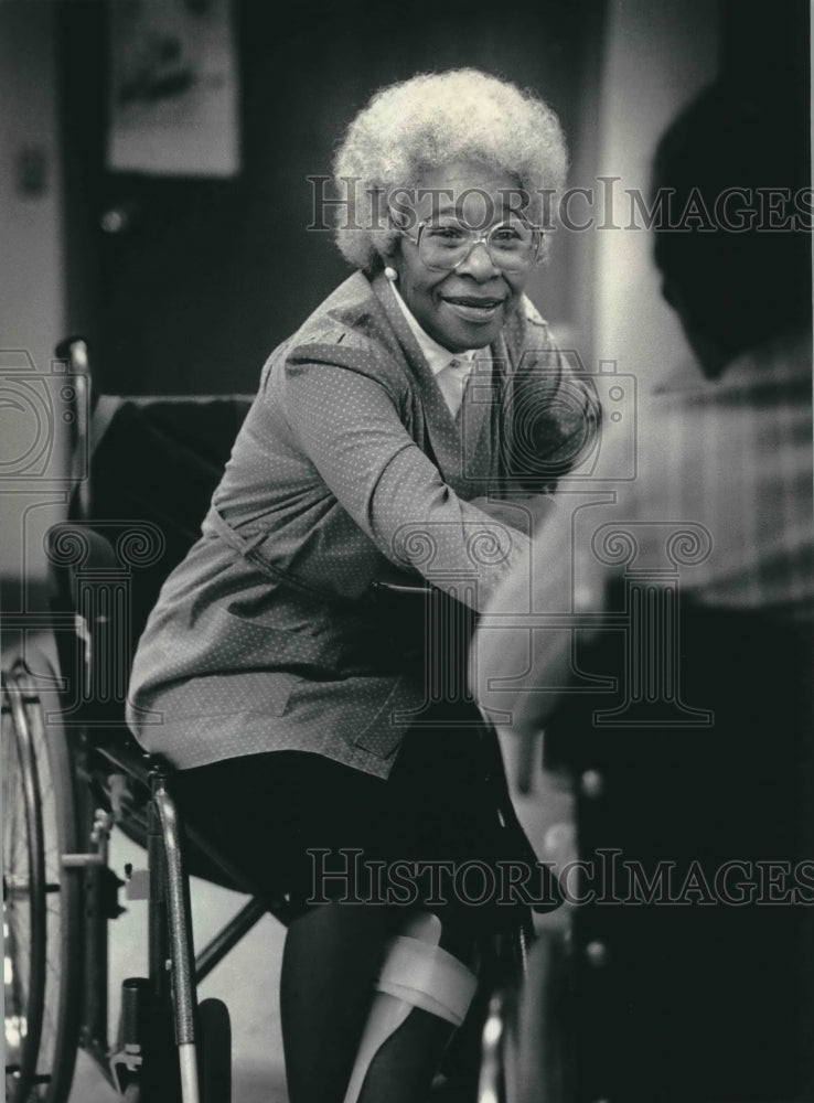 1987 Press Photo Volunteer Bernice Noble talks with patient at Mount Sinai - Historic Images