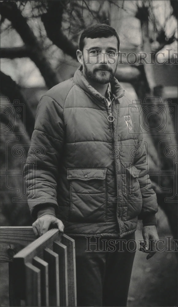 1984 Press Photo Jack Newman, outstanding volunteer, outside his home, Milwaukee - Historic Images