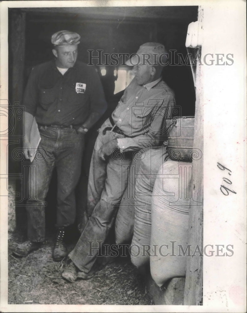 1962 Press Photo Cedric Lang (right), hog farmer in Lodi, talks with Manke - Historic Images