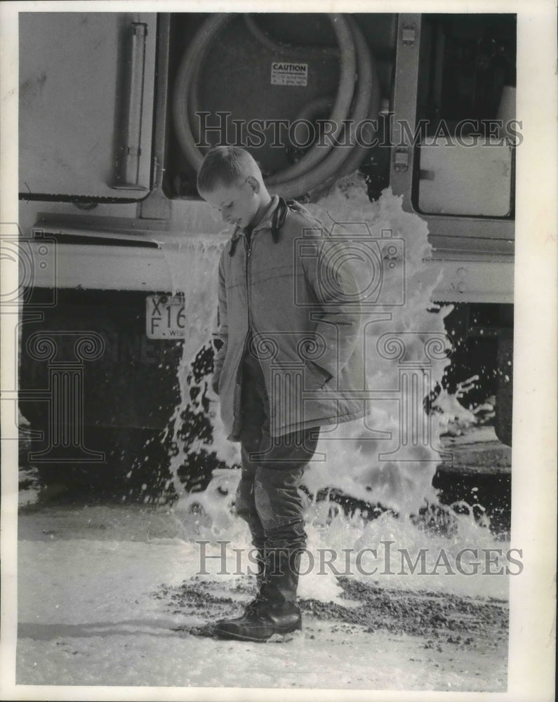 1967 Press Photo Kevin Klein walked through a pool of milk in town of Mitchell - Historic Images