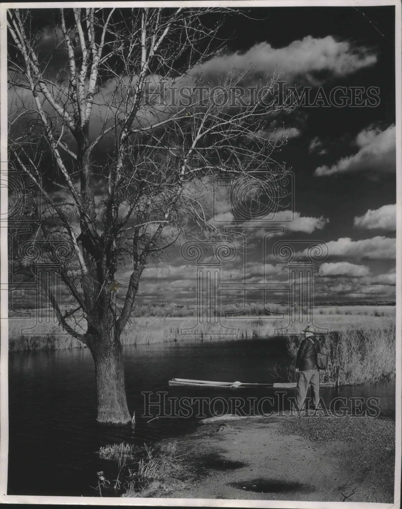 1953 Press Photo Lester Plietz viewing Horicon marsh in Dodge county in spring. - Historic Images