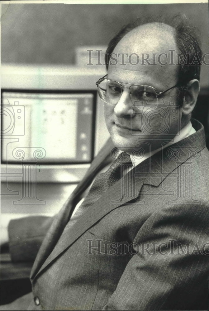 1988 Press Photo Daniel Neesley co-owner of North Shore Computers in Milwaukee - Historic Images