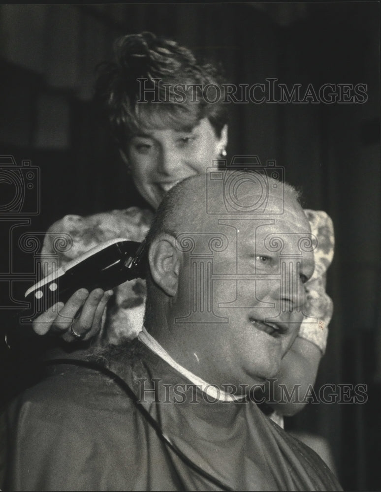 1992 Press Photo Helenn Boetler shaves Dave Zastrow, Neeskara School fund raiser-Historic Images