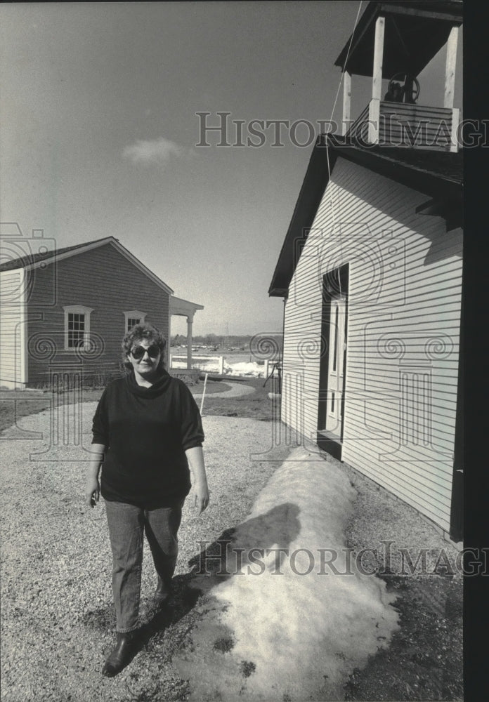 1985 Press Photo Sharon Erdman, Muskego Historical Society President, at park - Historic Images