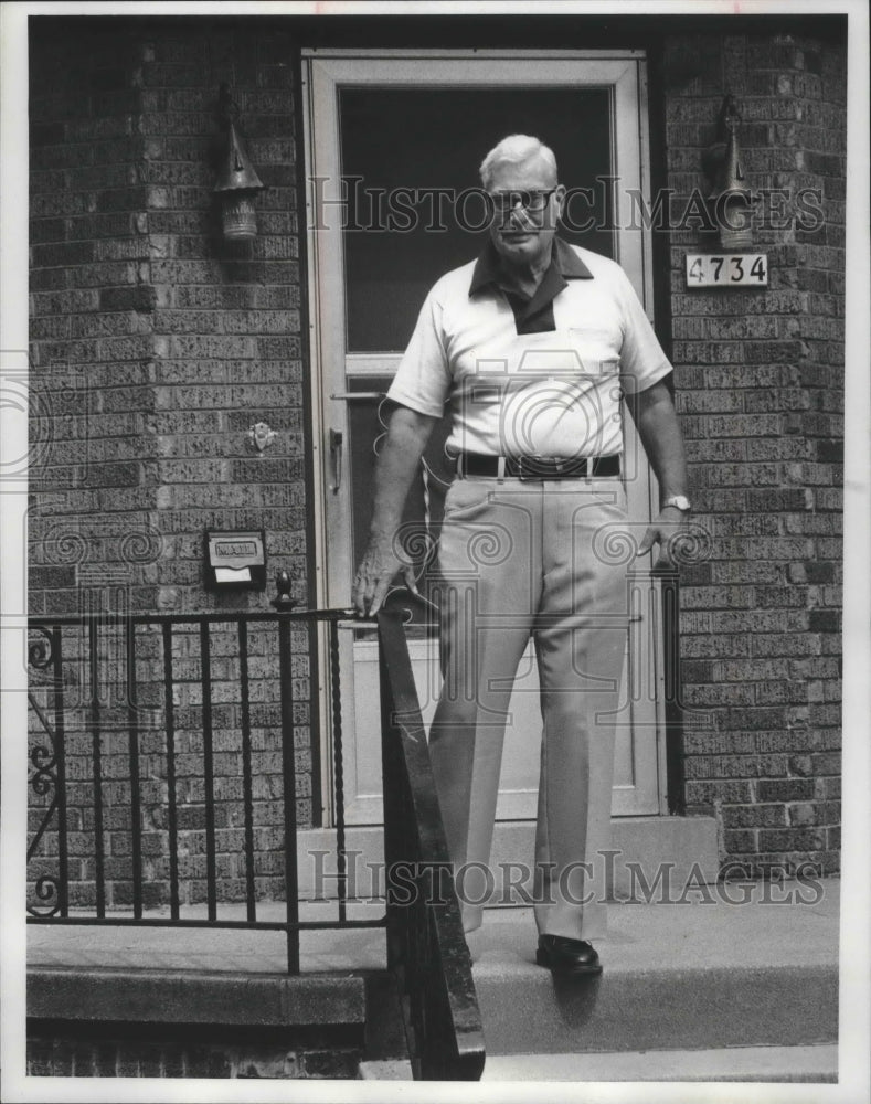 1977 Press Photo Circuit Judge Harvey L. Neelen at home - mjb71556 - Historic Images