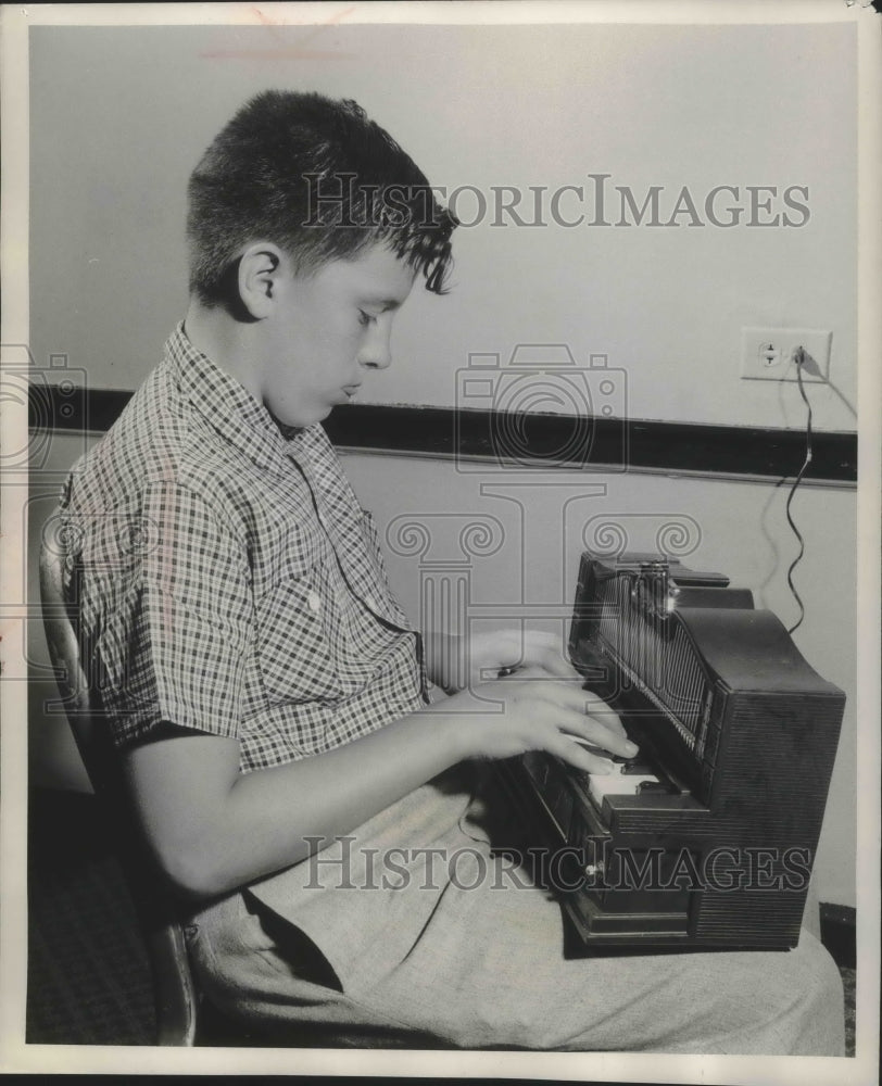 1958 Press Photo Lap organ on display at music convention in Chicago - mjb71581 - Historic Images