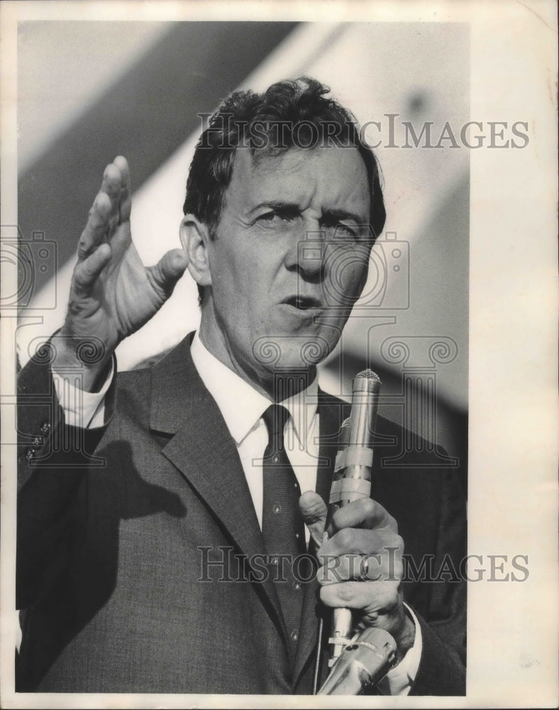 1968 Press Photo Senator Edmund Muskie speaks at General Mitchell airport- Historic Images