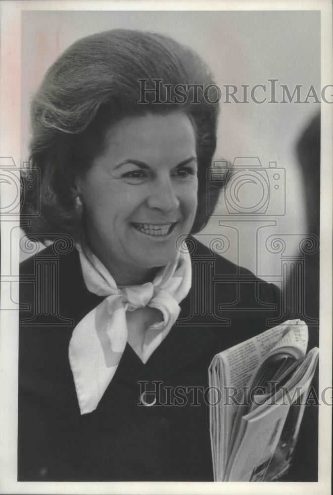 1970 Press Photo Mrs. Edmund Muskie talked to reporters Saturday - mjb71615-Historic Images