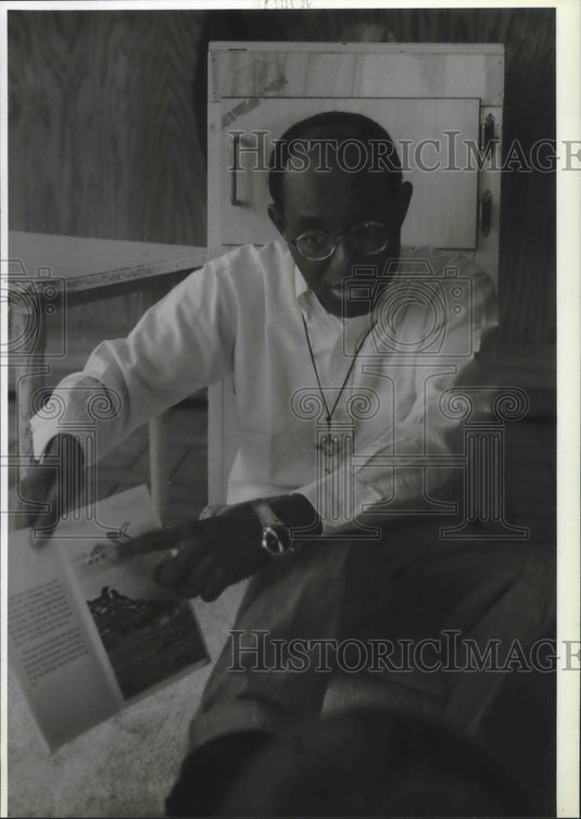 1994 Press Photo Bovhi Musengwa reads book to 4-year-olds - mjb71637 - Historic Images
