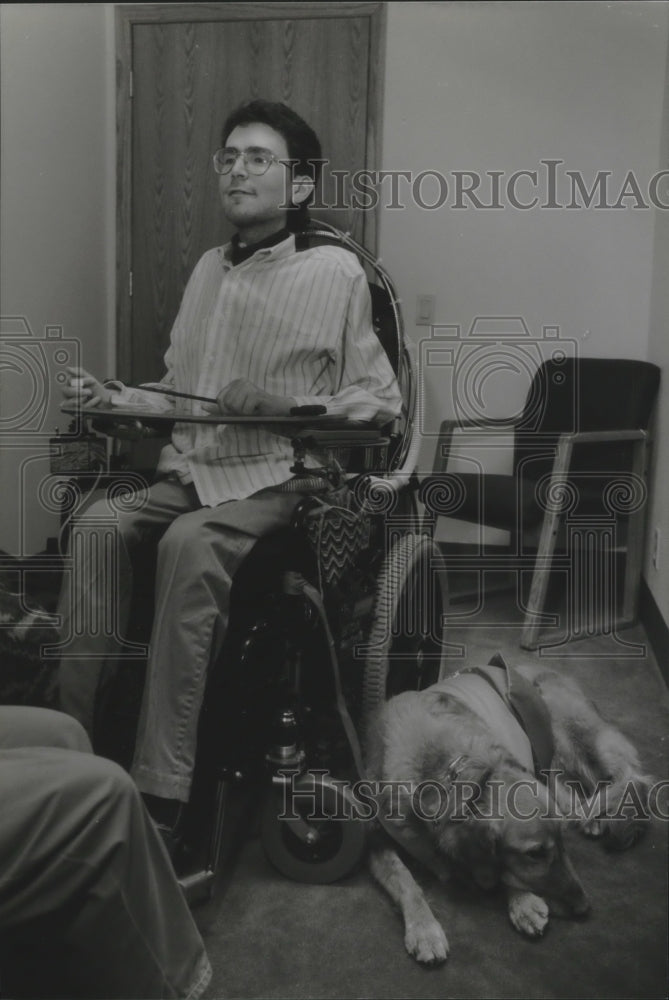 1994 Press Photo Psychotherapist Michael Luber talks with aid of breathing valve - Historic Images