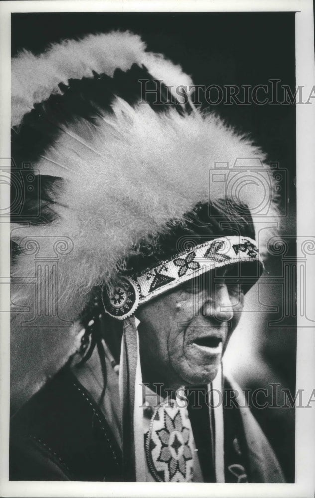 1976 Press Photo James W. Mustache, Sr, Running Elk Ebjiwa Indian, Wisconsin, - Historic Images