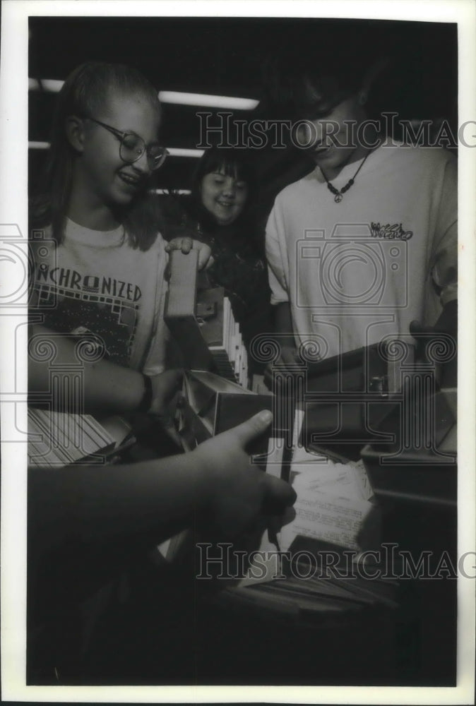 1993 Students at New Berlin school dump old library card collection - Historic Images