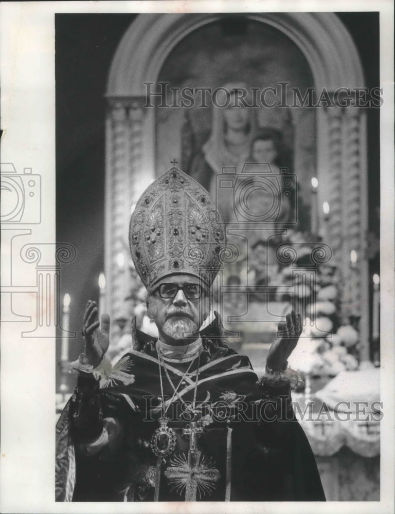 1974 Press Photo Archbishop Tiran Nersoyan, of New York, visits Milwaukee, Wisc - Historic Images
