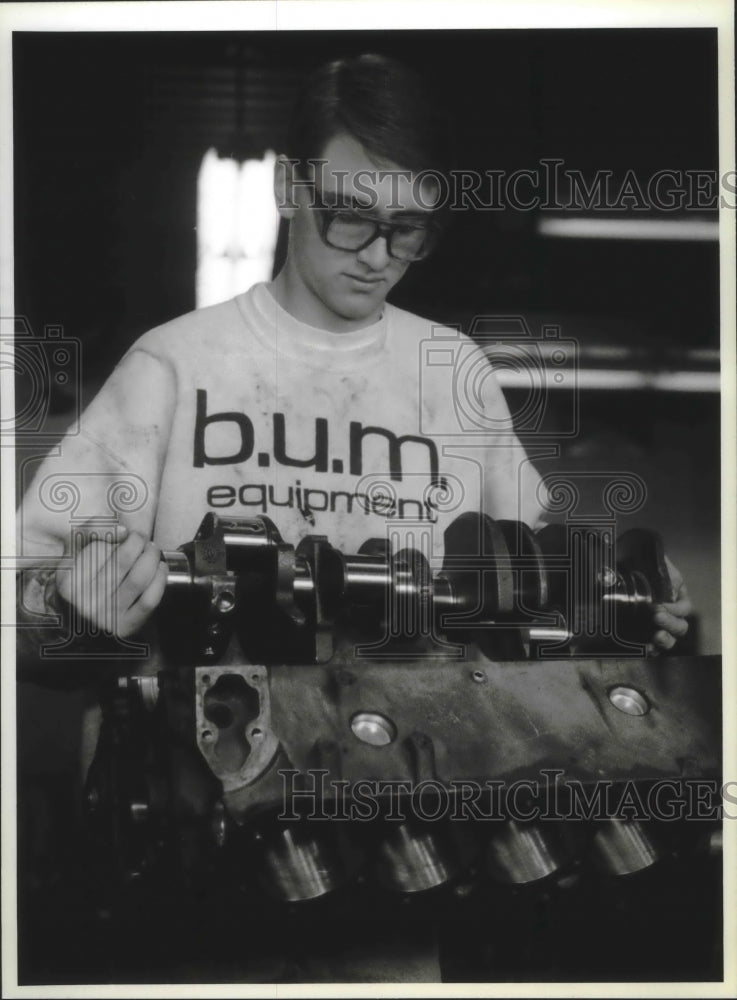 1994 Press Photo Craig Clements, automotive classes, Muskego High School - Historic Images