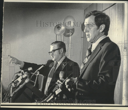 1972 Press Photo Senator Edmund Muskie paused during talk in Wisconsin - Historic Images