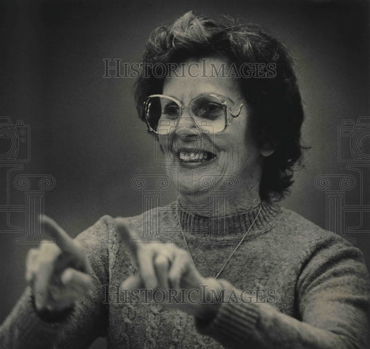 1986 Press Photo Doris Myhre teacher at Concordia College uses sign language - Historic Images