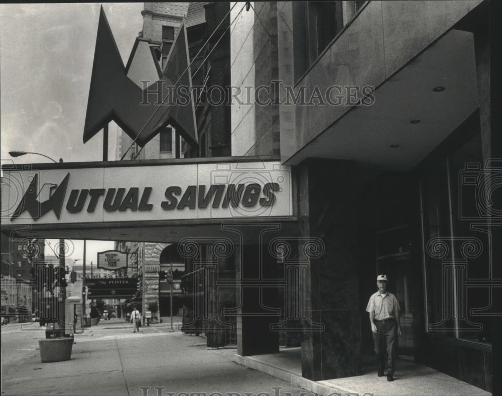 1989 Press Photo The Mutual Savings &amp; Loan Association&#39;s sign. - mjb71870 - Historic Images