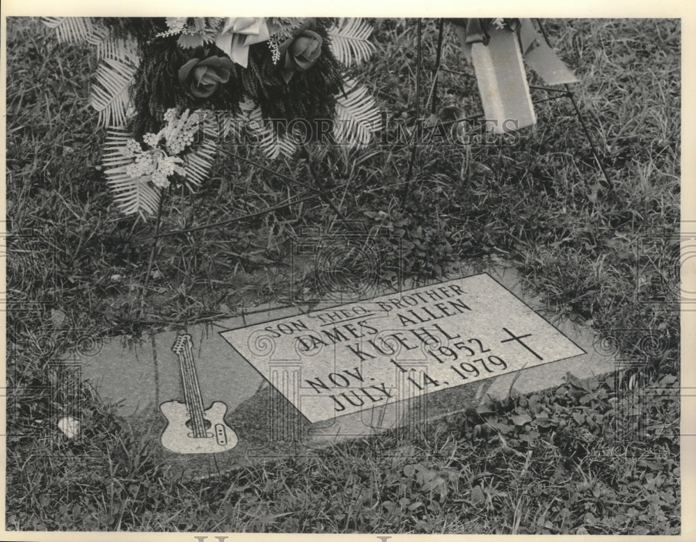 1984 Press Photo Gravestone of James Allen Kuehl at the Nashotah House Seminary - Historic Images