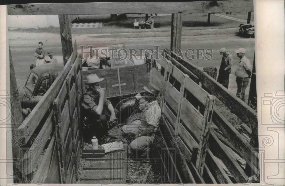 1964 Press Photo Alf Kirkeby and Rolland Jones block cattle chute at Bangor yard-Historic Images