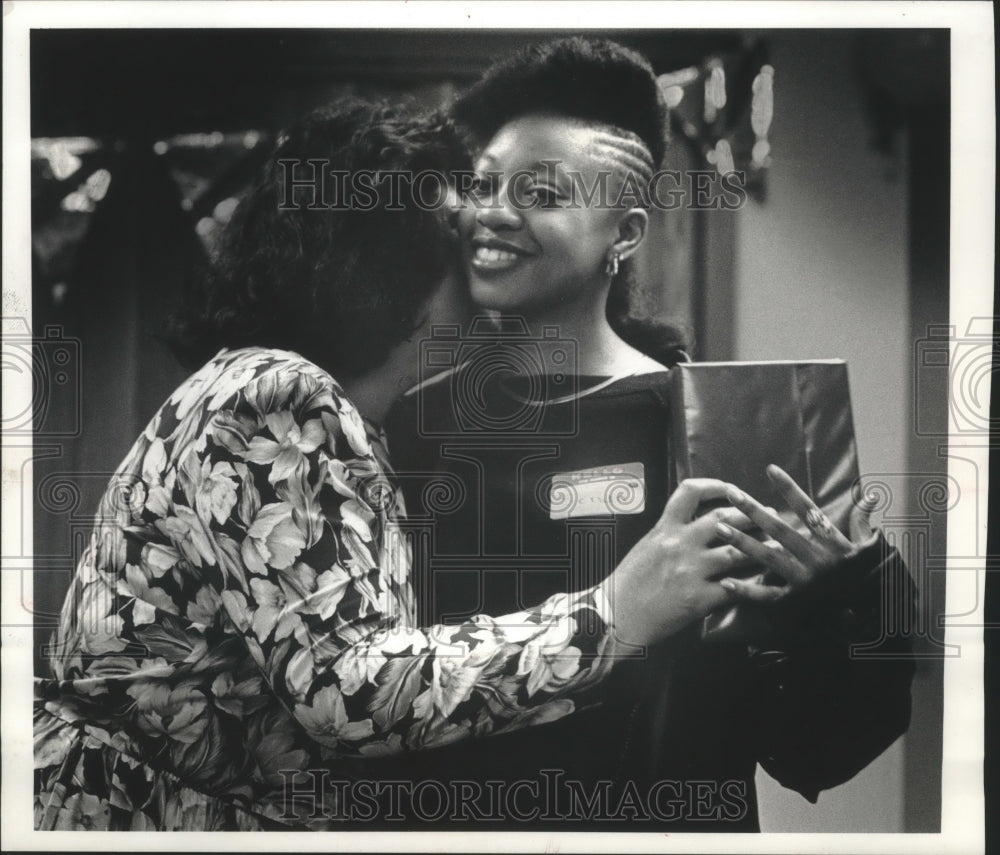 1990 Press Photo Nicolet High School graduate Senda Glass (right) at ceremony - Historic Images