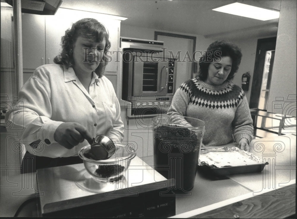 1992 Press Photo Lea Jean Nimmo and Connie Ducommun at Choc-0-Lea&#39;s, Wisconsin - Historic Images