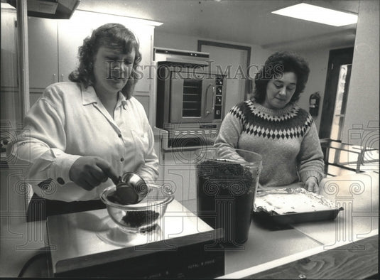 1992 Press Photo Lea Jean Nimmo and Connie Ducommun at Choc-0-Lea's, Wisconsin - Historic Images
