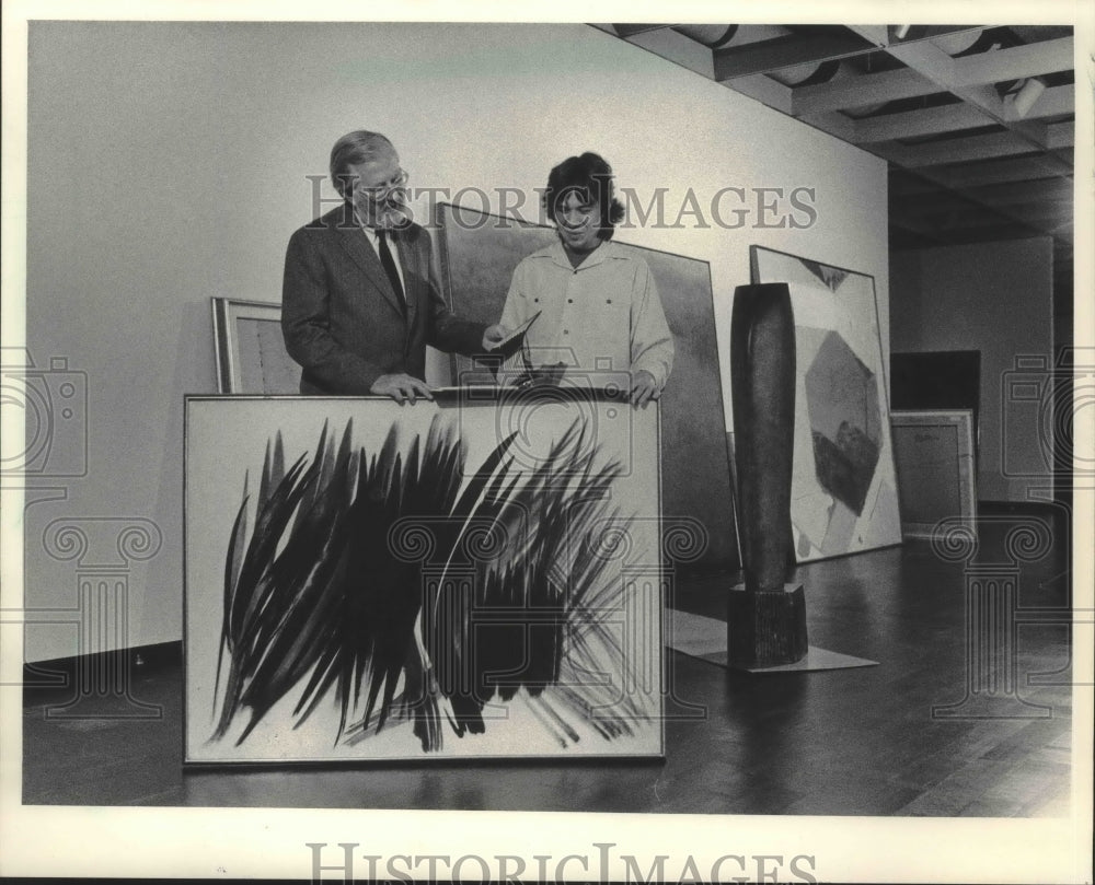 1983 Press Photo Museum Director Gerald Nordland and technician with painting. - Historic Images
