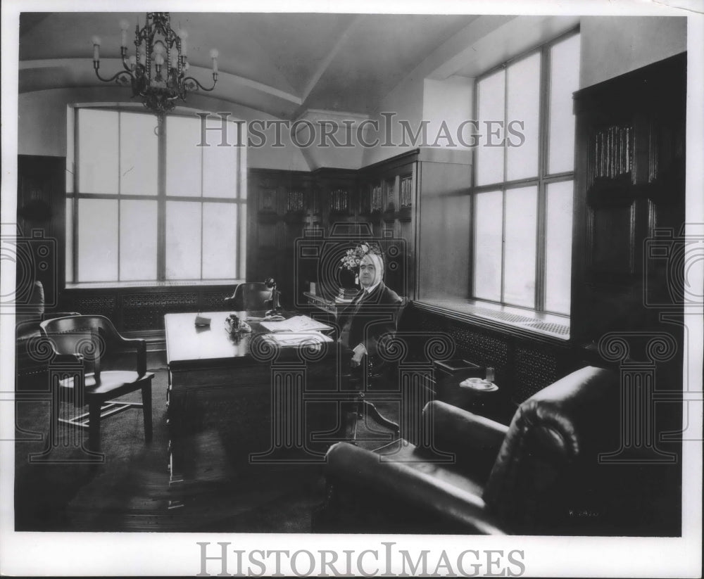 1992 Lucius Nieman, Milwaukee Journal executive in  spacious office. - Historic Images