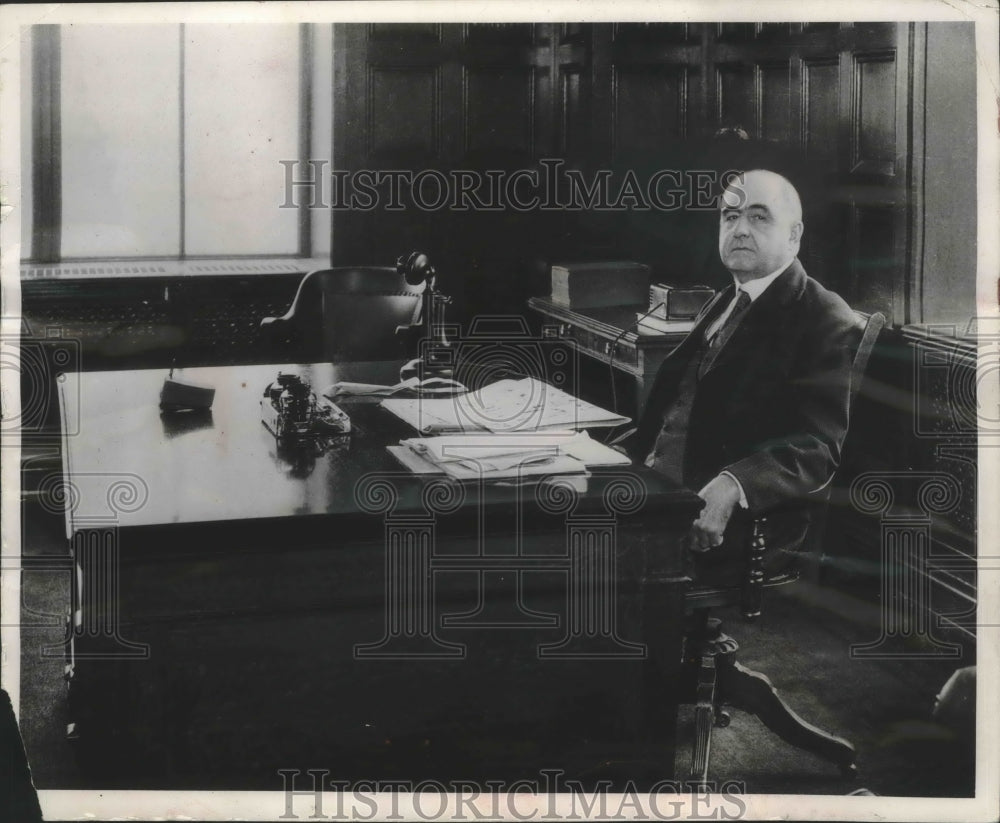 1935 Lucius W. Newman founder of The Journal Company in his office - Historic Images