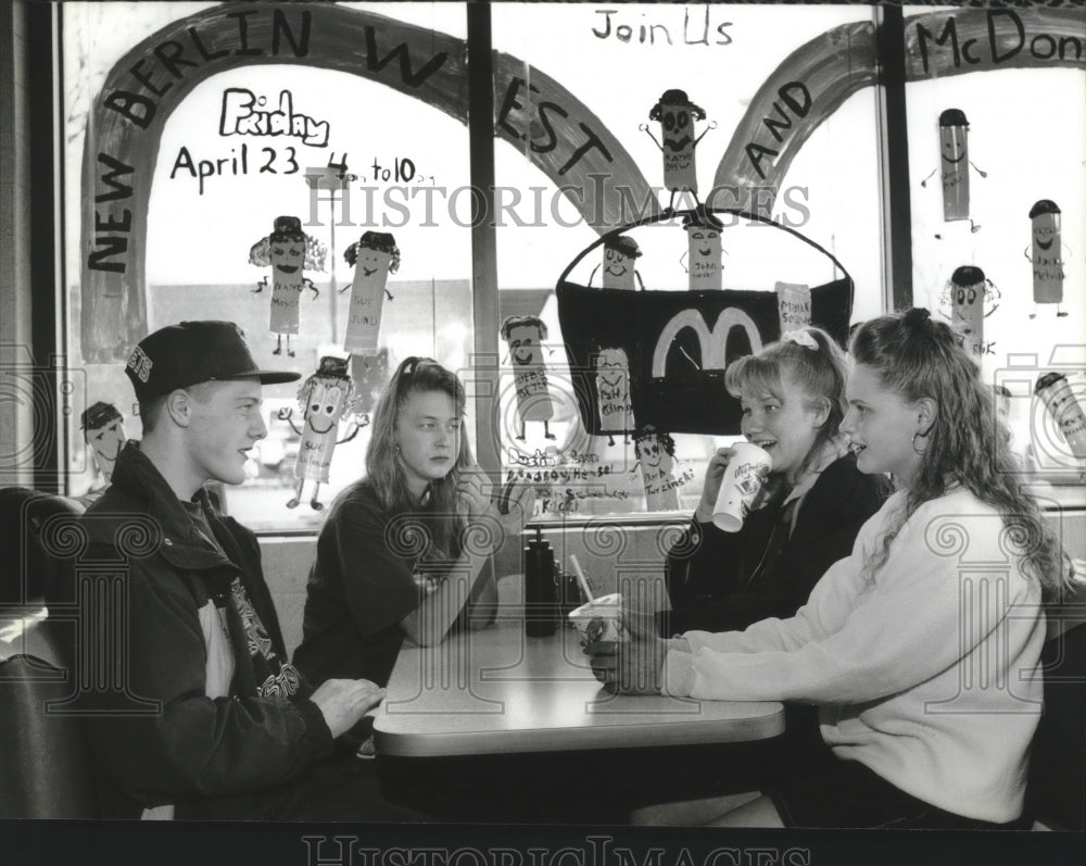 1993 Press Photo New Berlin Wisconsin school, students support teacher event - Historic Images