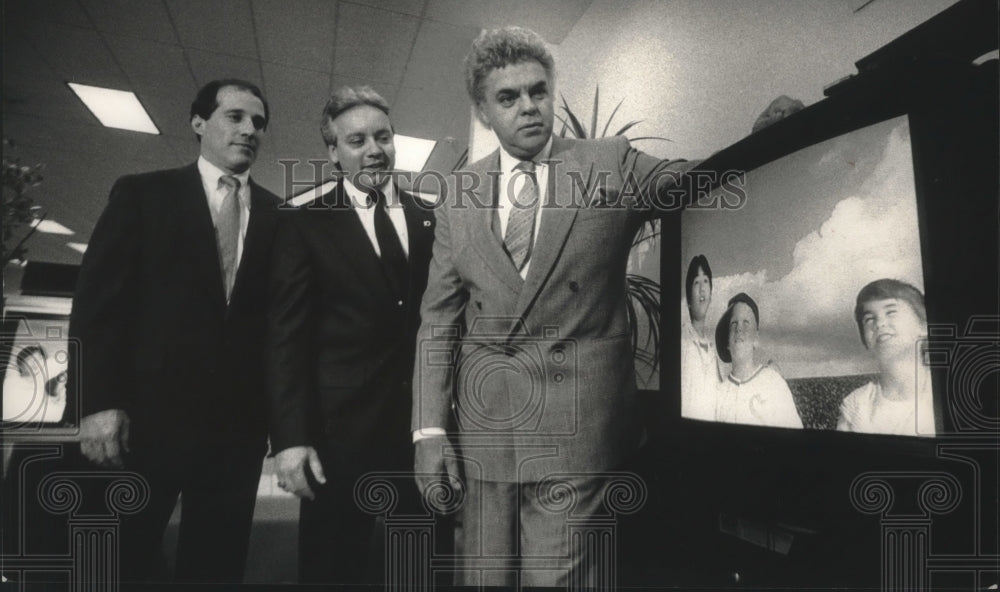 1989 Press Photo Paul Nicola (R), and Sony reps at Coplan Electronic Super Store - Historic Images