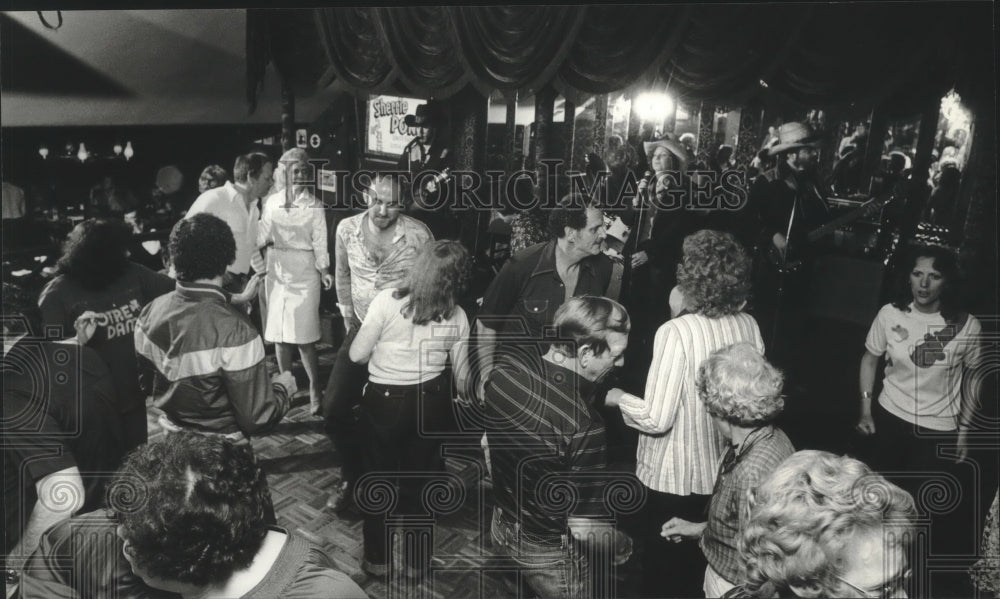 1981 Country dancing keeps floor busy at Nick&#39;s Nicabob, Milwaukee - Historic Images