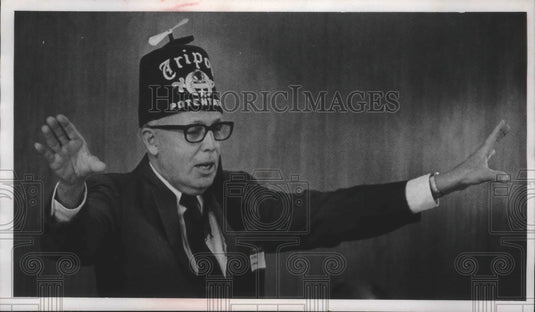 Press Photo Lester H. Ness wearing a fez at the Pfister Hotel in Milwaukee - Historic Images