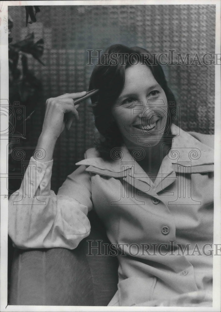 1977 Press Photo Air Force Captain Micki King Hogue, an Olympic diving champion- Historic Images