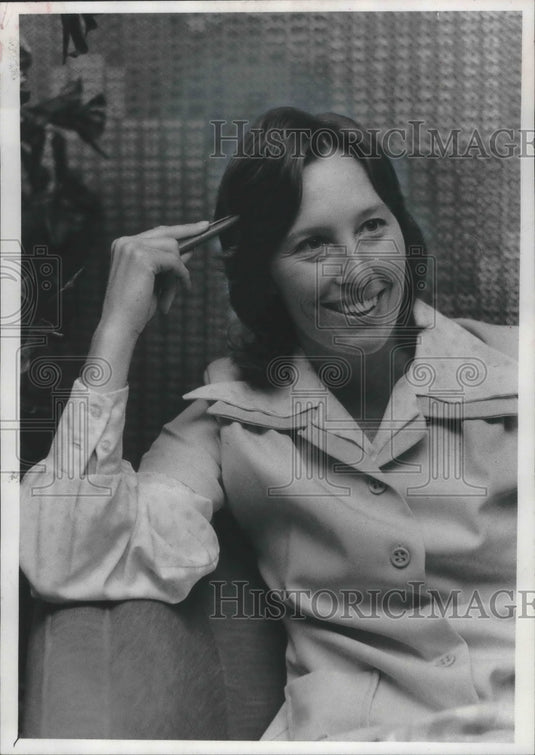 1977 Press Photo Air Force Captain Micki King Hogue, an Olympic diving champion- Historic Images