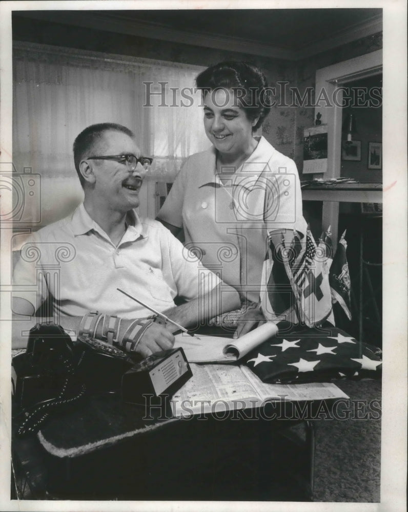 1971 Press Photo Robert Hofer, quadriplegic, conducts an American flag business - Historic Images