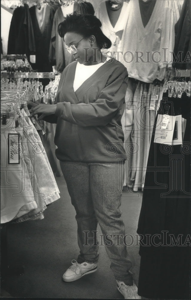 1991 Press Photo Milwaukee Sentinel Intern Cynthia Hodnett clothes shoppinng - Historic Images