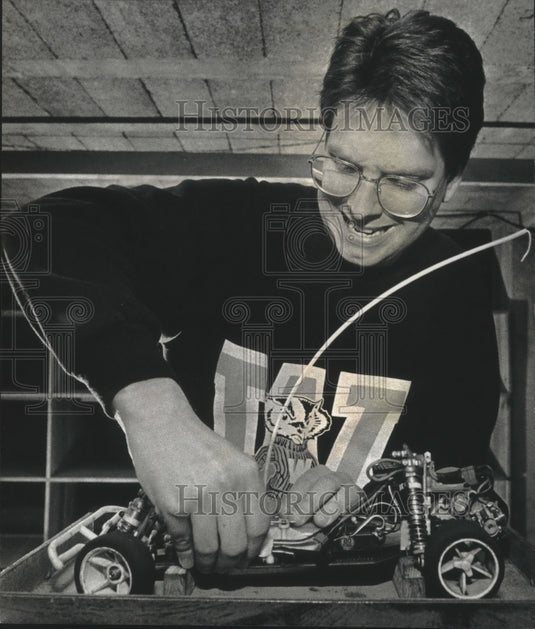 1993 Randy Hughes Hobby Headquarters assembling remote-control car-Historic Images