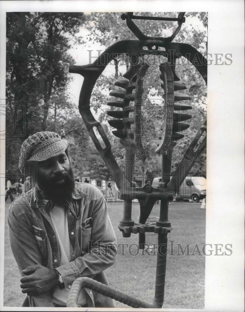 1975 Press Photo Artist Lerenzo Pace with sculpture, Washington Park, Milwaukee - Historic Images