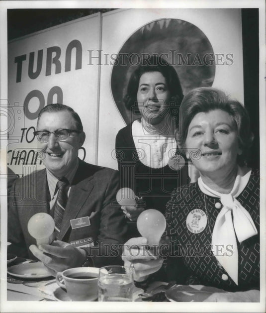 1974 Press Photo Gimbels Wisconsin execs exchange ideas for "Turn On" auction - Historic Images