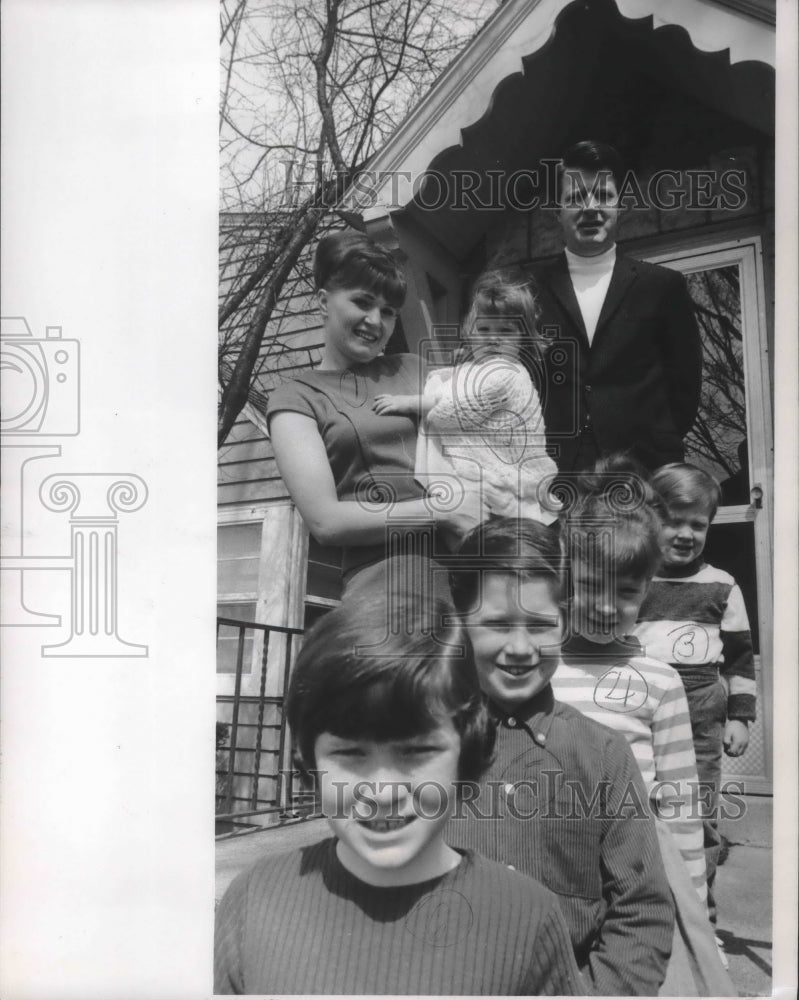 1968 Press Photo Milwaukee Channel 12 Newsman John Hogan with his family-Historic Images