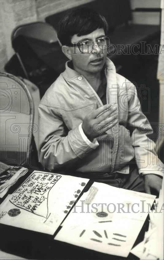 1992 Press Photo Stephen Keil talking about his painting - mjb72282 - Historic Images