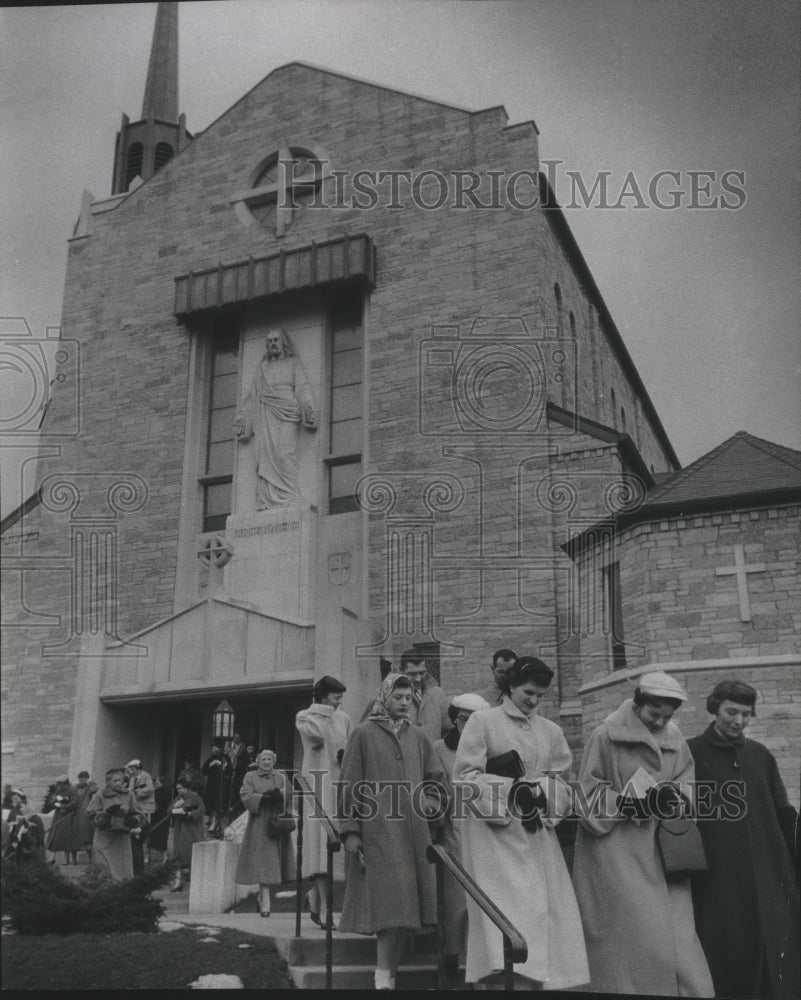 1956 Press Photo Worshipers at Good Friday Service Our Savior&#39;s Lutheran Church - Historic Images