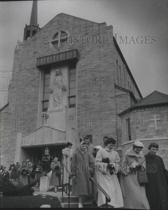 1956 Press Photo Worshipers at Good Friday Service Our Savior's Lutheran Church - Historic Images