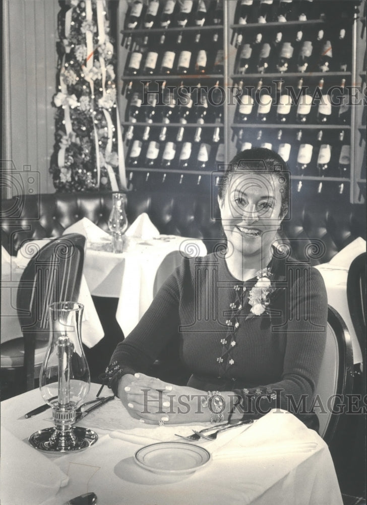 1983 Press Photo Sally Papia at a table, owner of Sally&#39;s Steak house - Historic Images